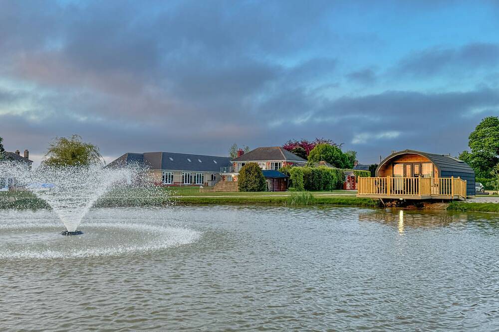 Luxury Glamping Pod over Fishing Lake in Boston (Lincolnshire), Lincolnshire