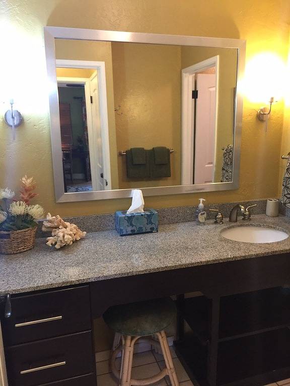 Vacation rental for 2 people, with terrace and yard as well as pool and hot tub in Kauai