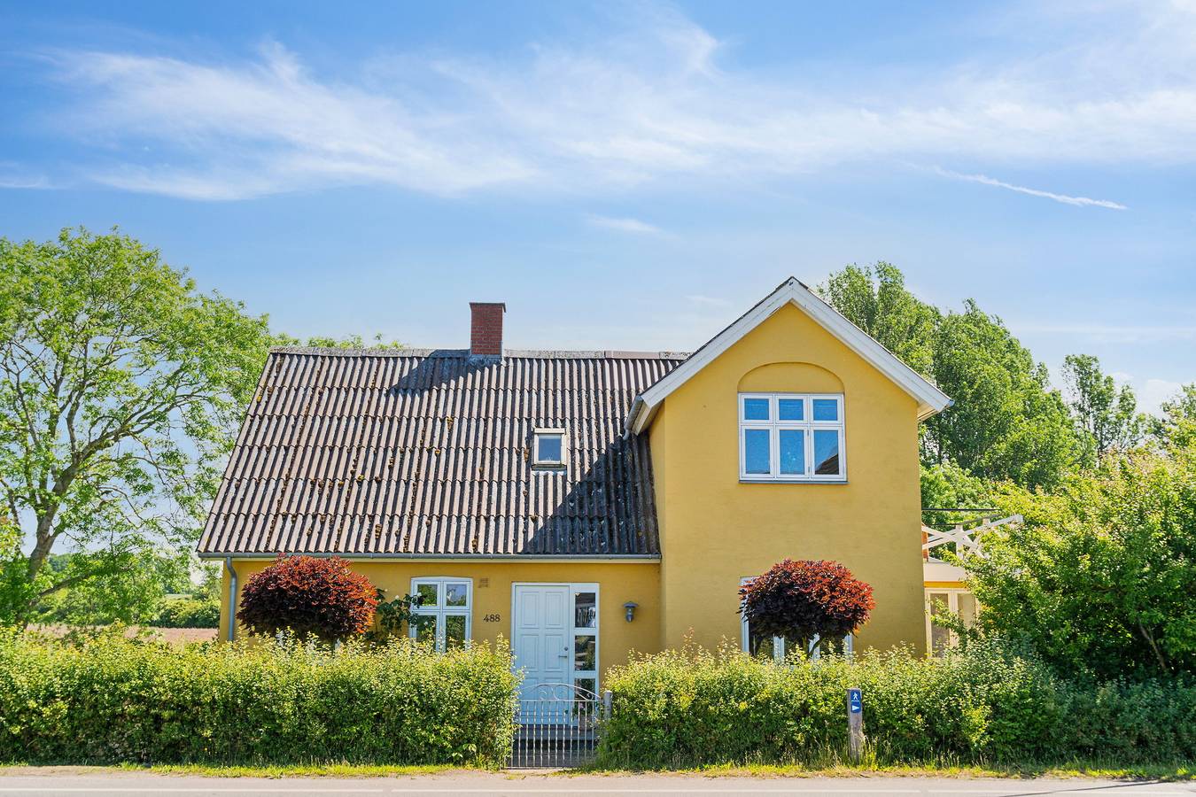 Wunderschöne gelbe Landvilla am Wasser. in Millinge, Kleiner Belt