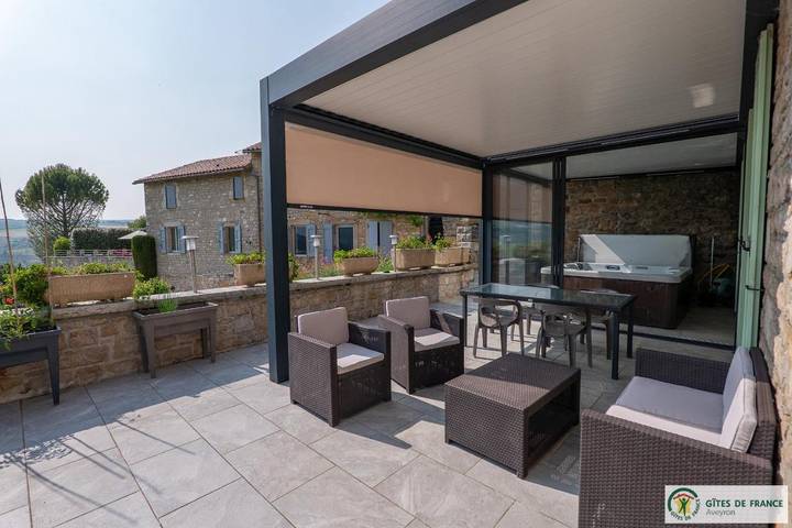 Gîte pour 6 personnes, avec terrasse ainsi que piscine et vue, animaux acceptés à Compeyre - 4