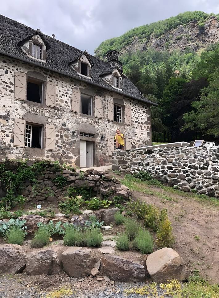 Gîte de charme face à la montagne avec terrasse privée, vue panoramique et Wi-Fi in Saint-Vincent-de-Salers, Parc naturel régional des Volcans d'Auvergne