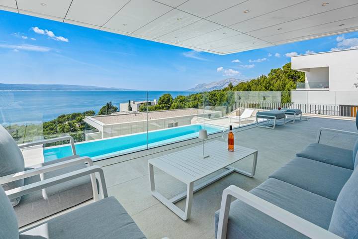 Dom wakacyjny dla 10 osób, z Balkon/ taras i Widok na ocean oraz Basen i Sauna w Baška Voda