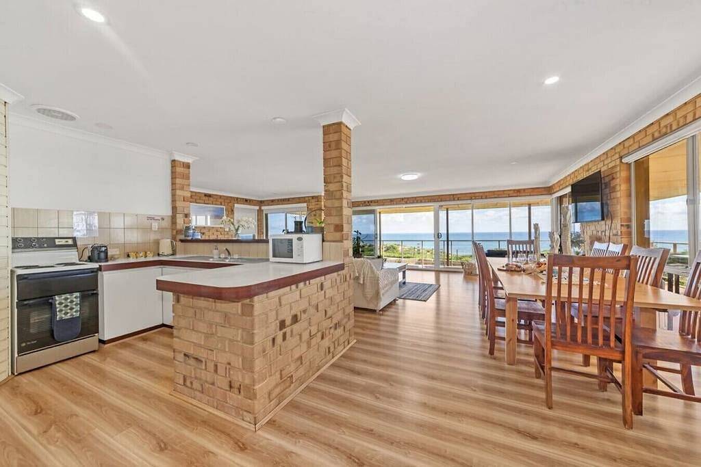 Beach Home: Epic Views: Private Enclosed Yard:Pets in Halls Head, Mandurah
