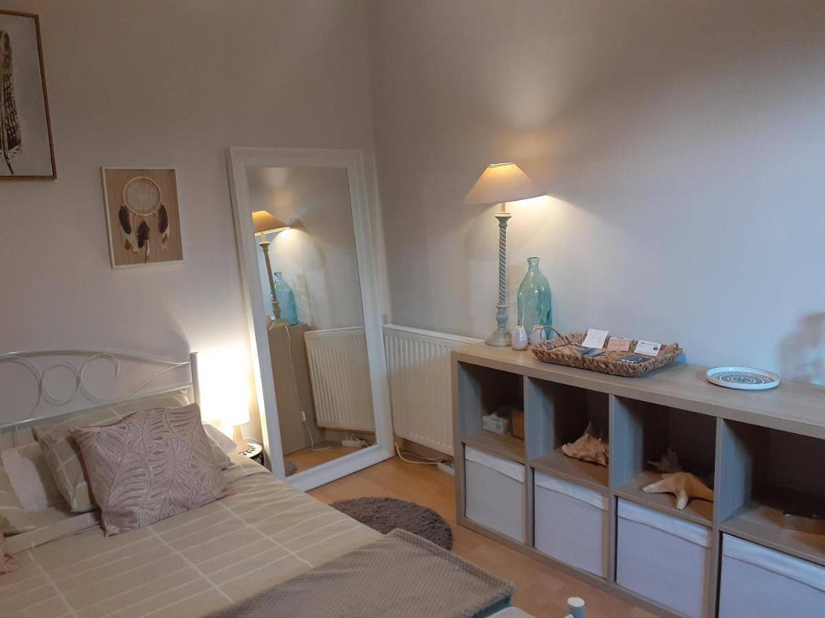 Au Bosquet, chambre et salle de bains avec petit déjeuner à 600 m du centre dans un cadre calme et verdoyant in Salies-de-Béarn, Béarn