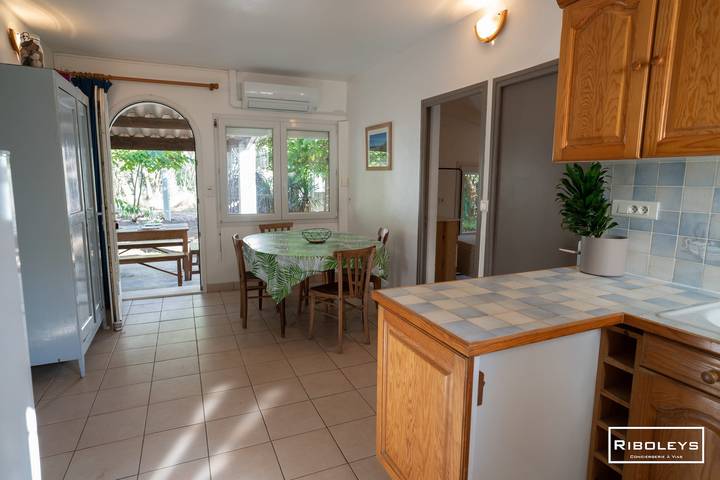 Location de vacances pour 6 personnes, avec terrasse et jardin, adapté aux familles dans Plage de la Farinette - 2