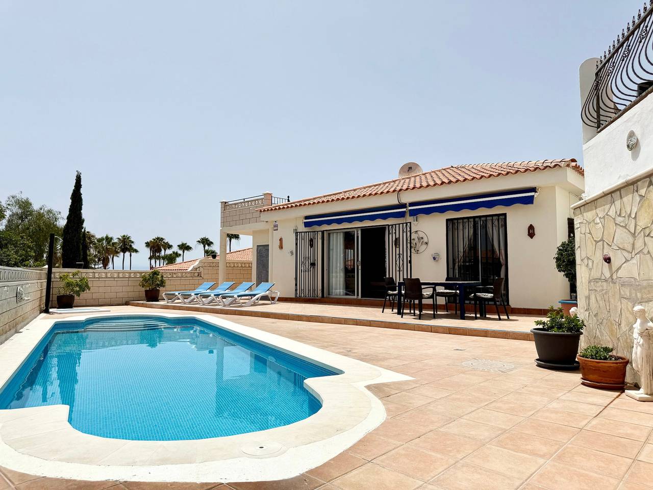 Haustierfreundliche Villa Azul in Strandnähe mit Pool, Garten, Klimaanlage und Wlan in Sueno Azul, Adeje