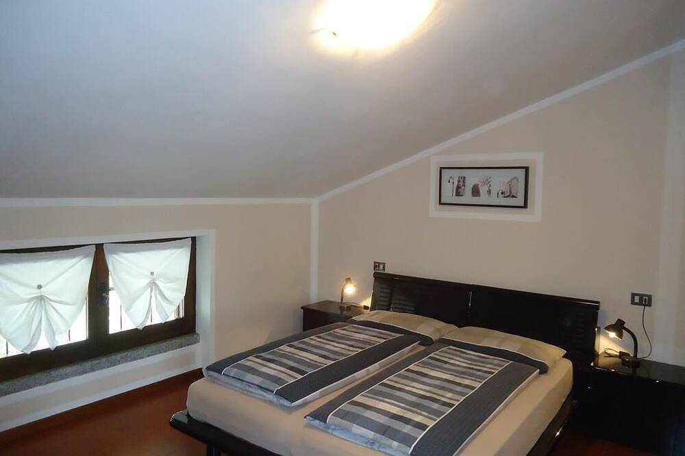 Ganze Wohnung, Ferienwohnung für 2 Erw. + 1 Kind, toller Blick, 200m zum See/ Strand, Garten in Idro, Gardasee-Berge