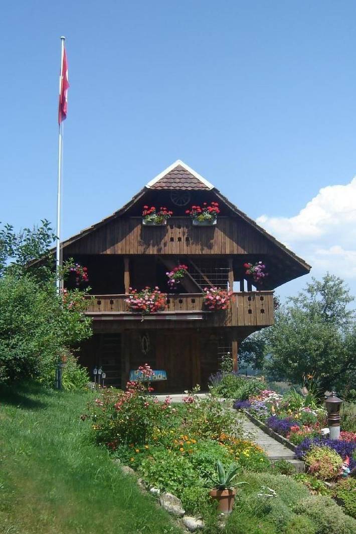 Chalet für 4 Personen, mit Balkon und Terrasse sowie Garten und Ausblick im Berner Oberland