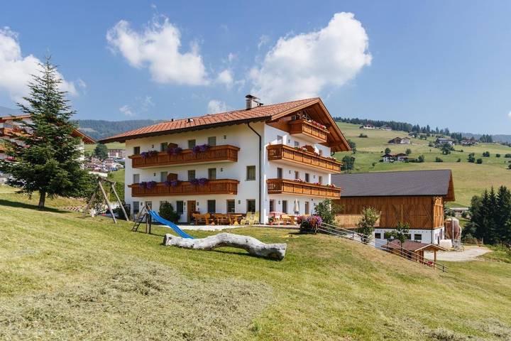 Ferienhaus für 7 Personen, mit Balkon und Terrasse sowie Garten und Ausblick in Meransen