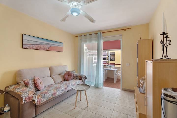 Apartamento entero, Apartamento de vacaciones "Sol y Mar" con piscina compartida, balcón privado y Wi-Fi in Puerto Santiago, Santiago del Teide
