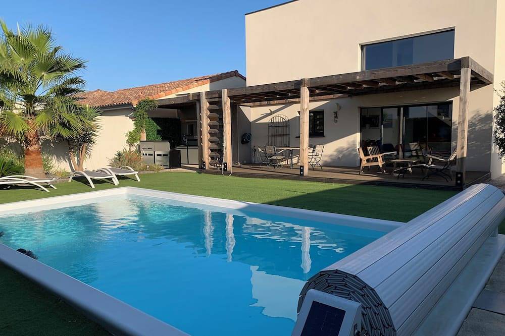 Contemporary detached house with private pool, close to the sea. in Sauvian, Côte d'Améthyste