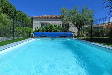 Gîte pour 2 personnes, avec piscine ainsi que terrasse et jardin à Villemoustaussou