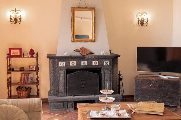 Charming 3-bedroom country house with Jacuzzi and tank pool in Zafferana Etnea, Etna