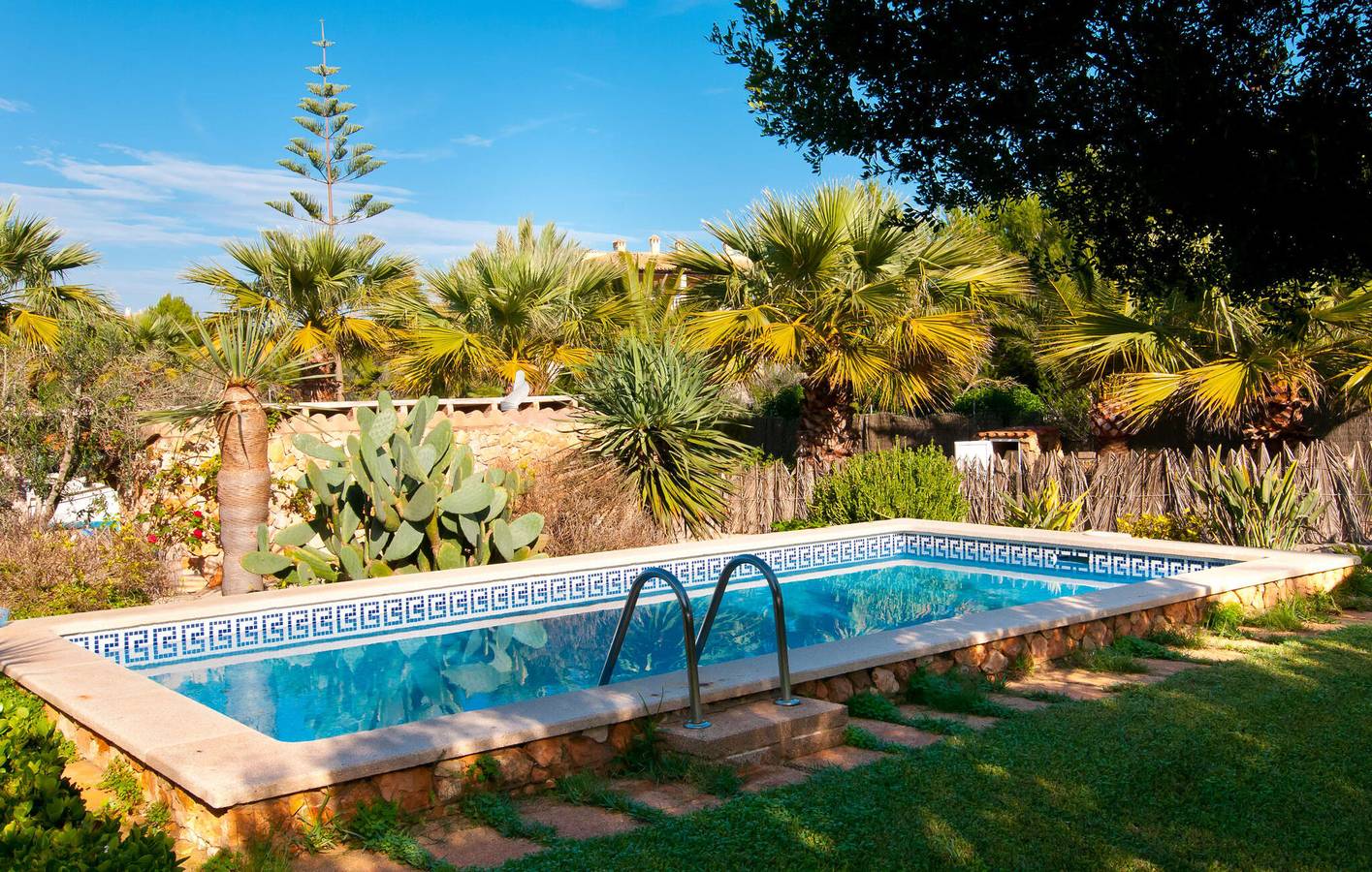 Es Pregons Poolside Retreat mit A/C & Küche, 2km zum Playa in Colònia de Sant Jordi, Ses Salines