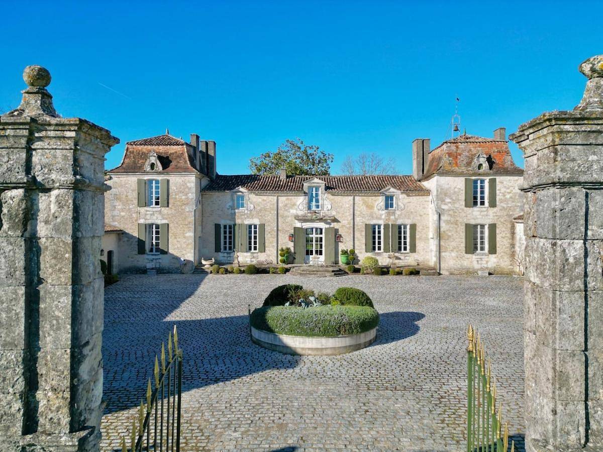 Somptueux Château de la Raye au cœur des vignobles in Vélines, Périgord Pourpre