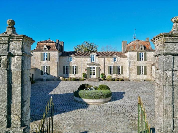 Location de vacances pour 10 personnes, avec jardin ainsi que piscine et vue à Vélines - 3