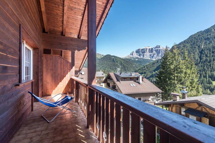 Apartamento entero, Apartamento vacacional Casa Lorenz 3 con vistas a la montaña, Wi-Fi, balcón y jardín in Alba (Canazei), Canazei