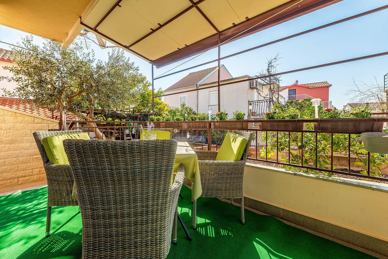 Ganze Wohnung, Apartment Protega A1 mit zwei Schlafzimmern und Terrasse, nur 80 m vom Strand entfernt in Okrug Gornji, Ciovo