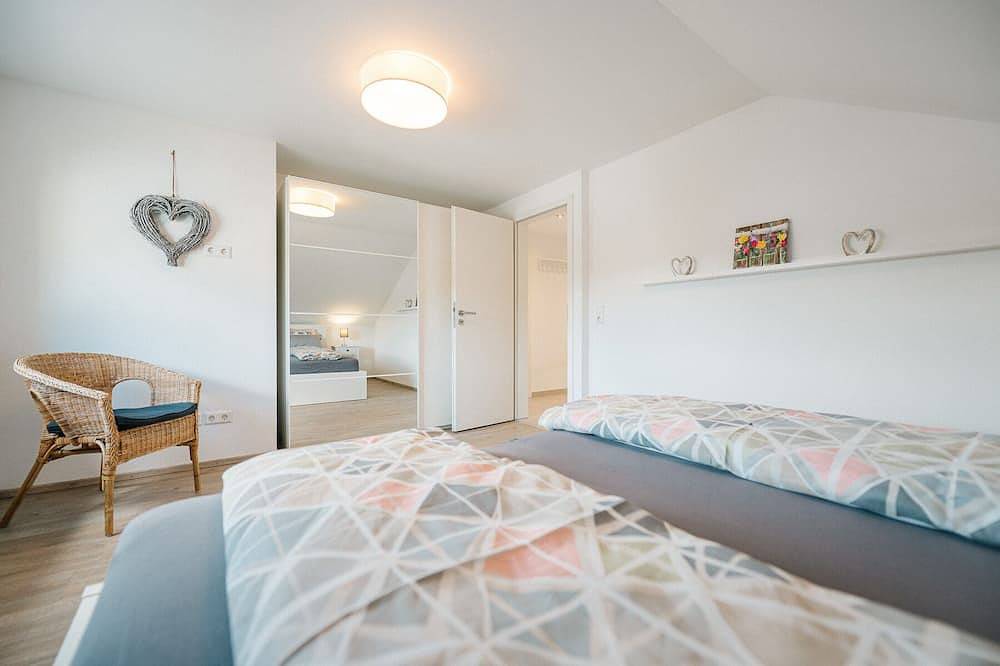 Ganze Wohnung, Moderne Dachgeschosswohnung mit traumhaftem Vogesenblick in Ihringen, Kaiserstuhl