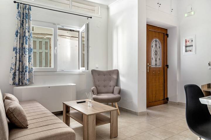 Entire apartment, Studio 'Family Junior Suite' with Shared Pool, Wi-Fi and Air Conditioning in Nydri, Greece