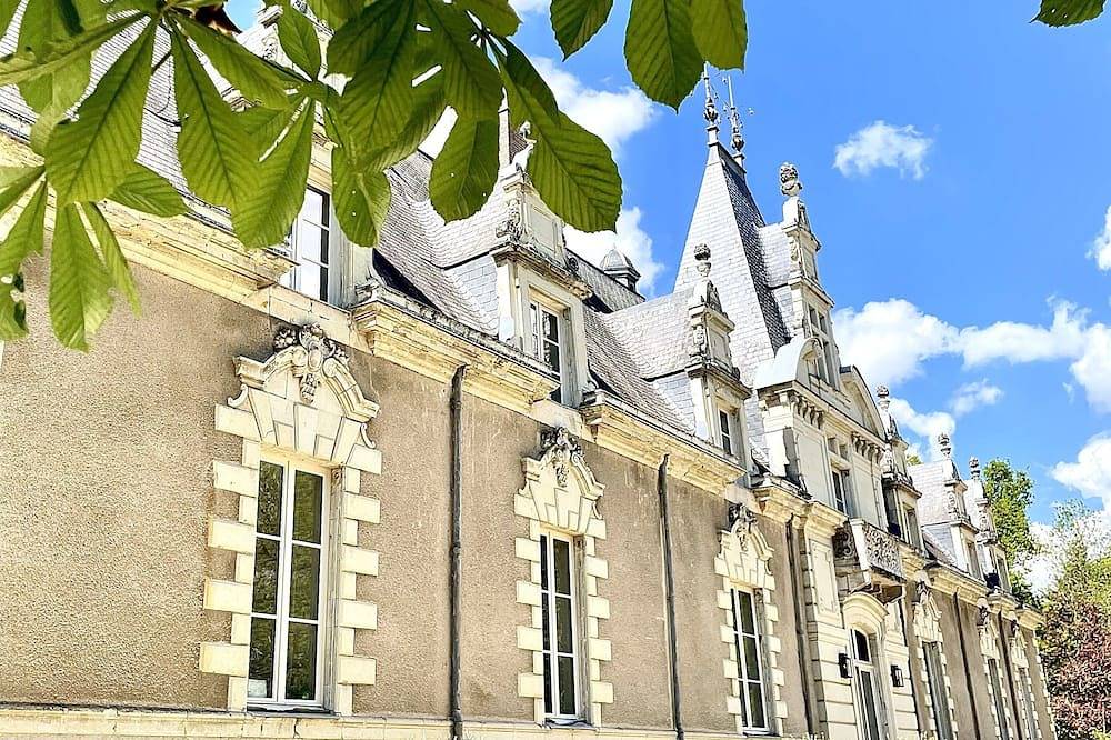 Charming superior room at Château Le Fresne in Bouchemaine, Angers region