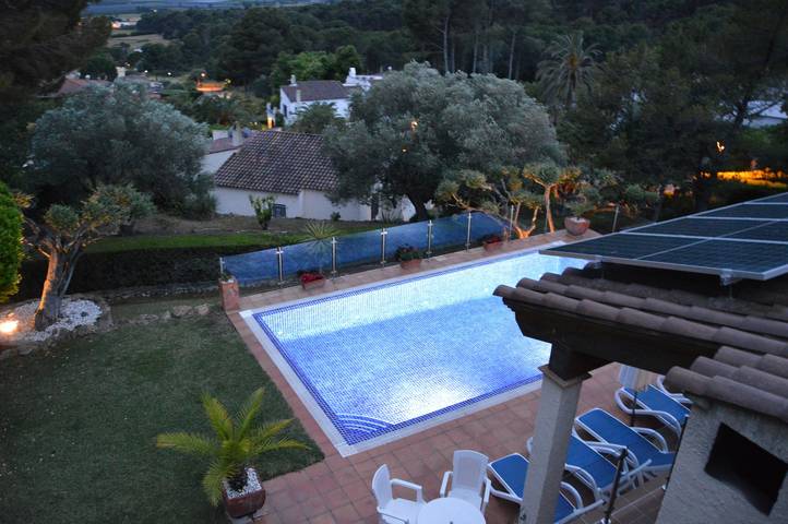 Villa 'Estrella' con vistas a la montaña, Wi-Fi y aire acondicionado in Urbanització Torre Vella, Torroella de Montgrí