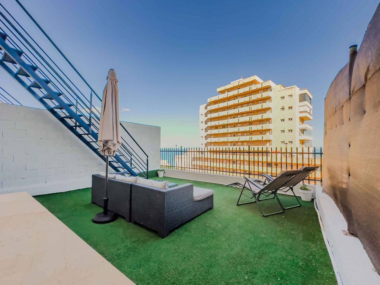 Apartamento entero, Apartamento 'Beach View Challenge' con vistas al mar, Wi-Fi y aire acondicionado. in Torreblanca (Fuengirola), Fuengirola