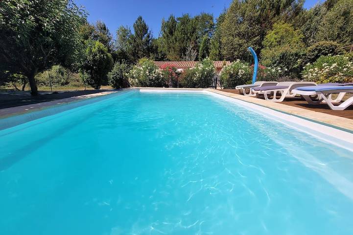 Location de vacances pour 4 personnes, avec terrasse et jardin à Le Martinet