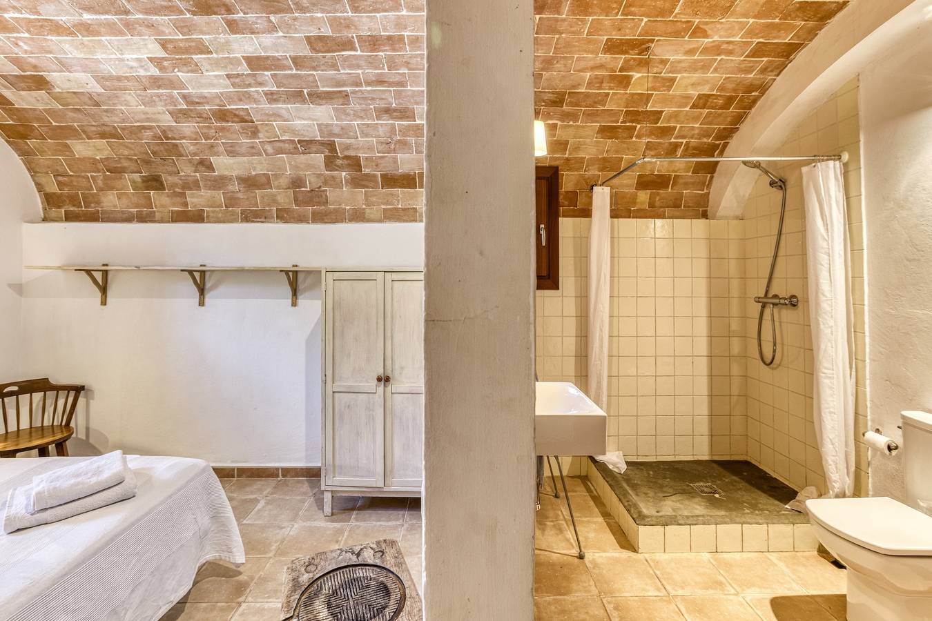 Habitación 'Tarongina' con piscina compartida, terraza compartida y Wi-Fi in Borrassá, Alt Empordà