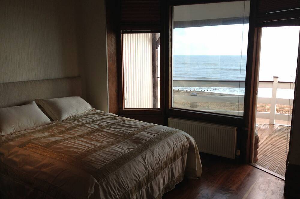 Entire apartment, Beachfront Apartment For Adults Only For A Luxury Seaside Escape in Bexhill, East Sussex