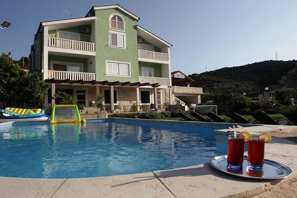 Six Bedroom Villa With Heated Pool in Peračko Blato, Dubrovnik-Neretva