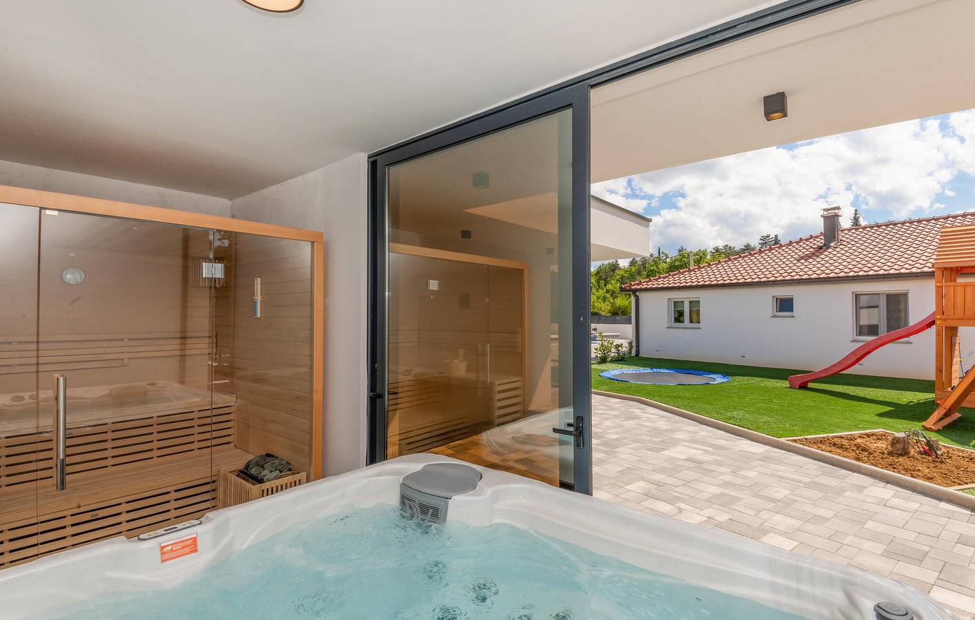 Geräumige 2-Zimmer-Wohnung mit Pool, Terrasse und Flussblick – 2 km von den Sehenswürdigkeiten entfernt in Imotski, Makarska Riviera