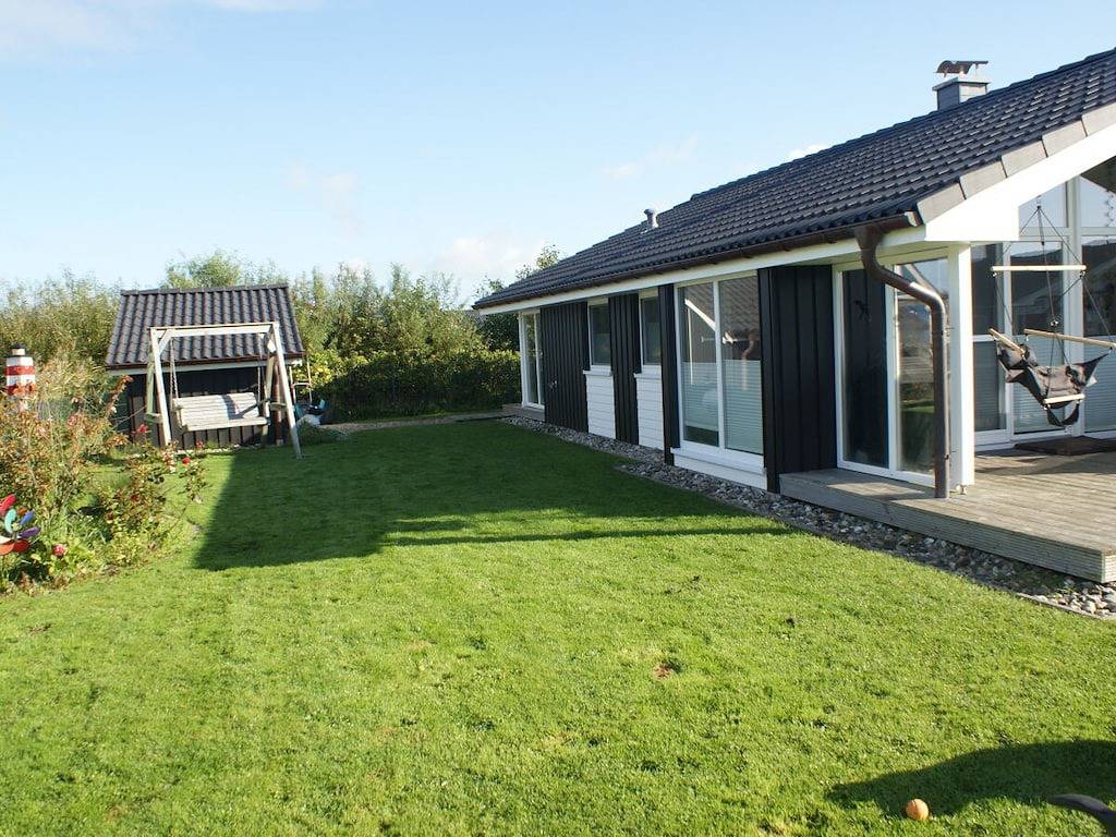 Ferienhaus in Lankau mit Schwimmbecken in Wesselburenerkoog, Dithmarschen