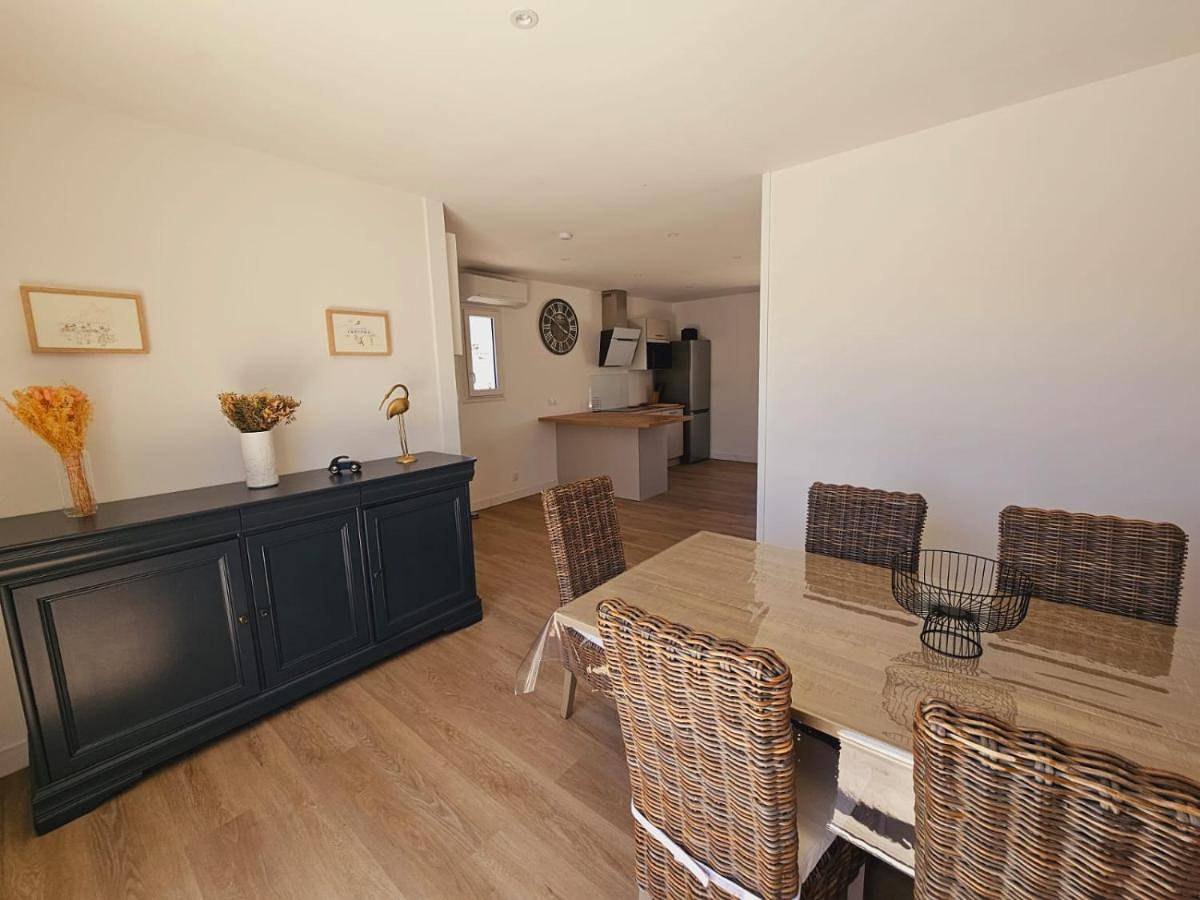Three-Bedroom House in Dompierre-sur-Mer, Région de La Rochelle