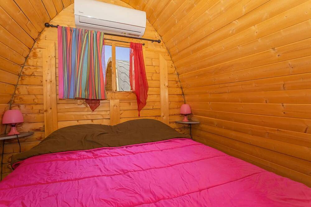 Unusual room Pod Rose in La Côte Vermeille, Saint-André