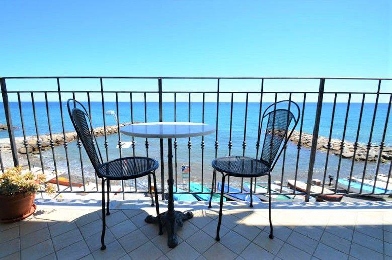 Ganze Wohnung, Moderne Altbauwohnung mit Traumbalkon direkt am Meer in Porto Maurizio, Imperia