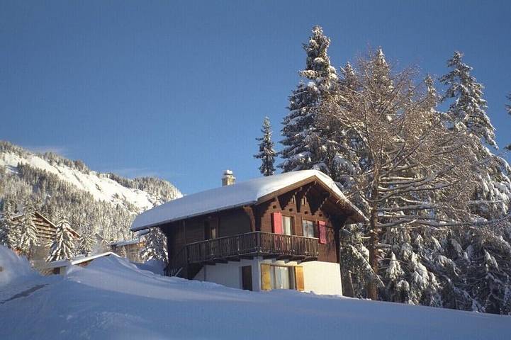 Ferienhaus für 6 Personen, mit Balkon und Garten sowie Pool in Ayent