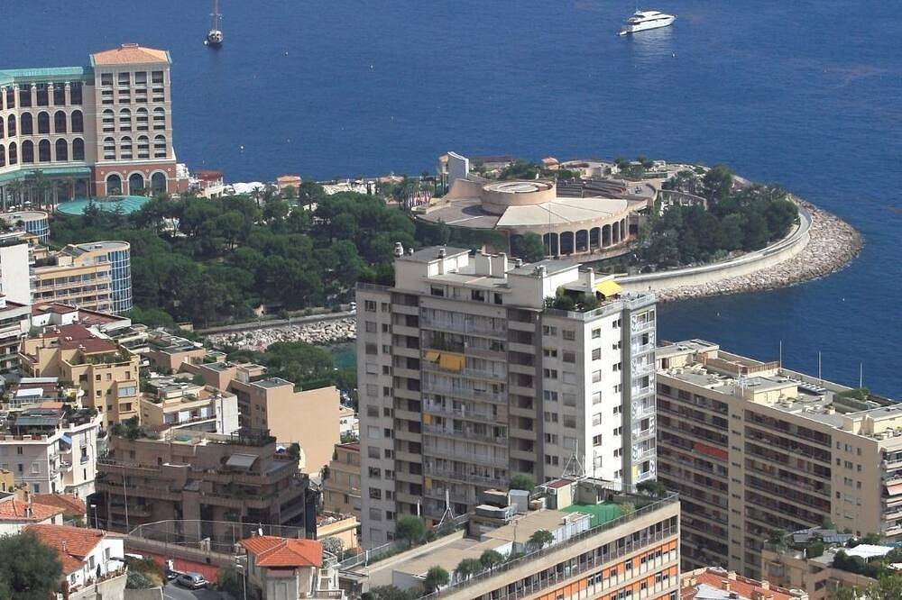 Entire apartment, Stylish Rooftop Apartment Just Minutes from Monaco in Beausoleil, Nice region