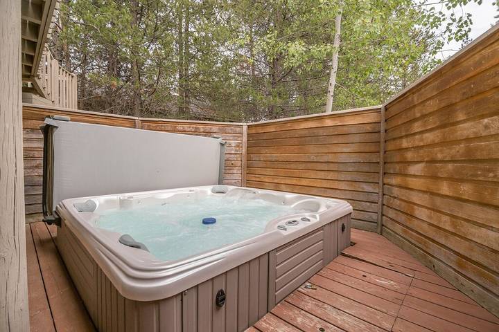 Vacation rental for 12 people, with pool and hot tub as well as balcony in Sunriver