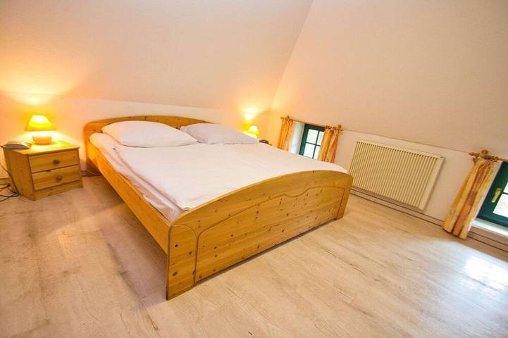 Waterfront house with a deck and garden - Ferienhaus Storchennest Haus R - in Wiek, Ruegen