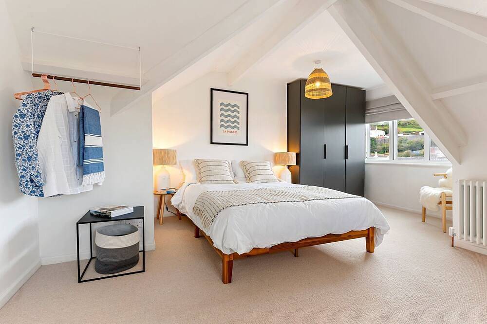 Waterside cottage with sea views & log burner in Flushing, Cornwall