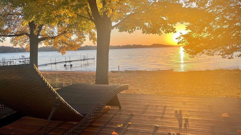 Limited summer dates Lakefront sandy beach, sunroom, sauna, game room, kayaks! in Le Sueur County