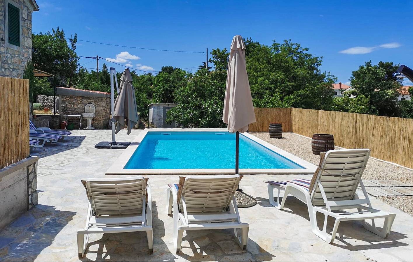Charmant appartement de 2 chambres avec piscine et terrasse, à proximité d'un restaurant in Rasopasno, Dobrinj