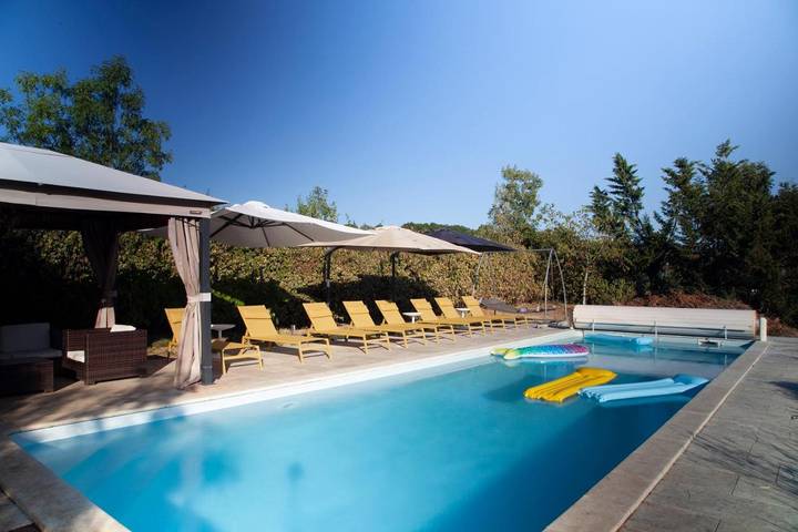 Location de vacances pour 10 personnes, avec vue ainsi que terrasse et piscine à Carnac-Rouffiac