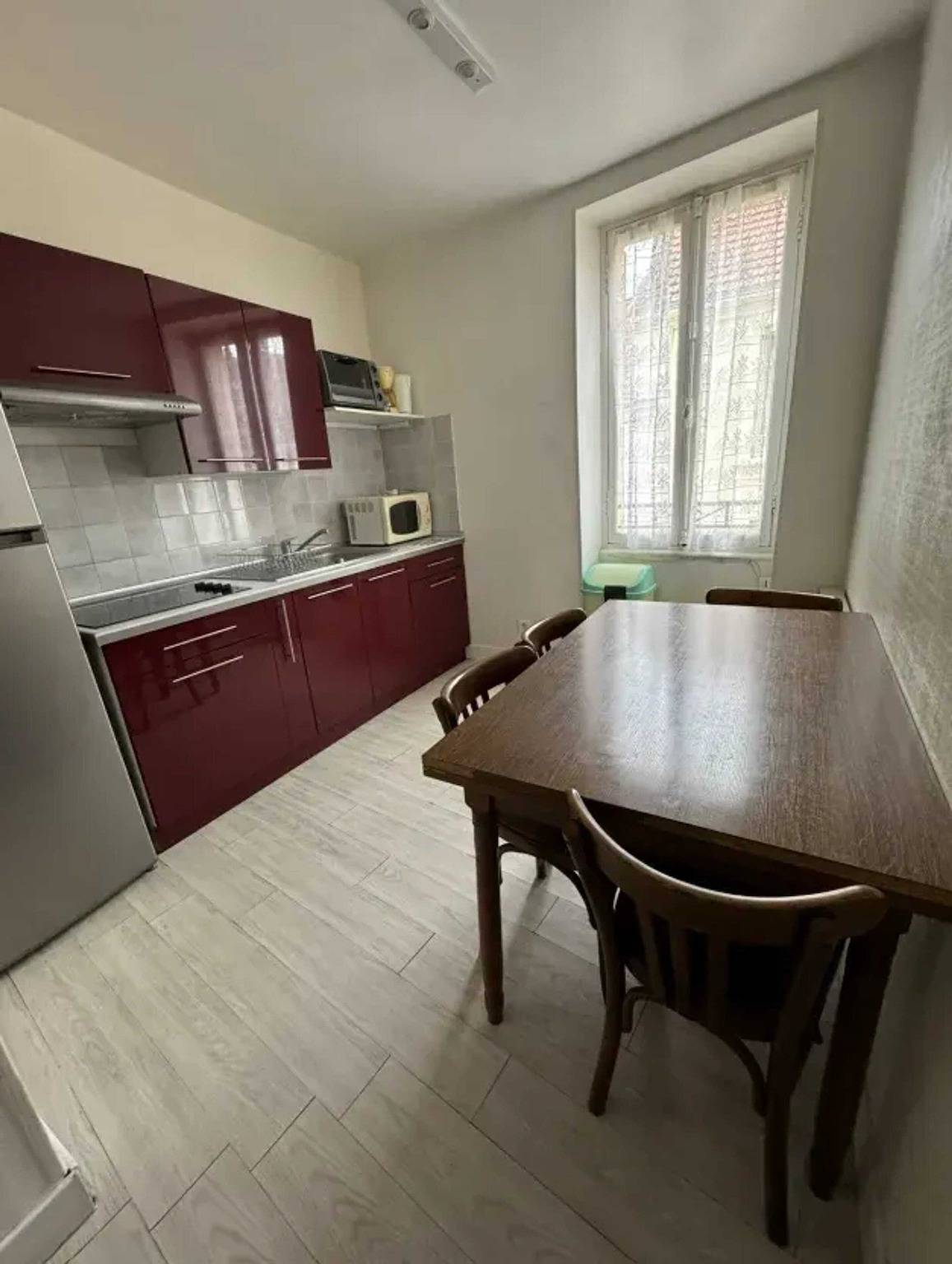 Entire apartment, Welcoming apartment in Néris-les-Bains - 35 m², nice terrace in Néris-les-Bains, Montluçon region