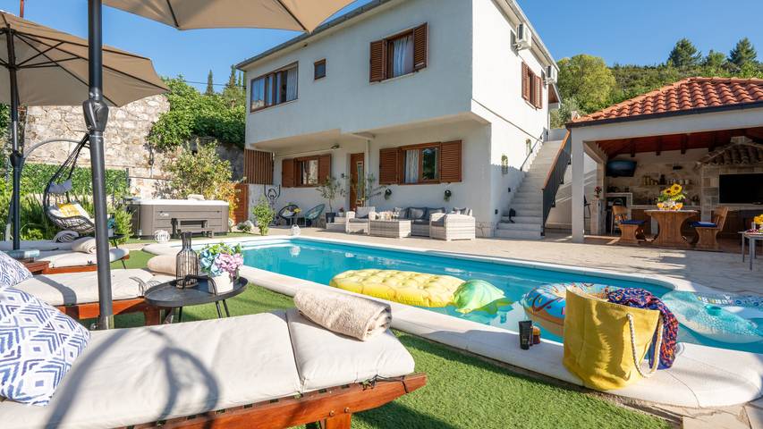 Villa Ivona Oslje by Villas Guide in Dubrovnik-Neretva