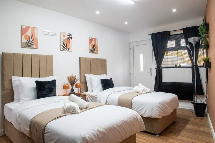 Luxury 4 Beds Bolton Retreat | Garden | Sleeps 7 in Bolton, Grand Manchester