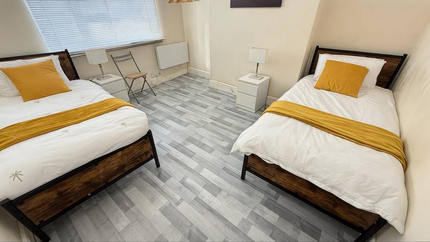 Spacious 4Br House, Garden Retreat, Parking in Merseyside