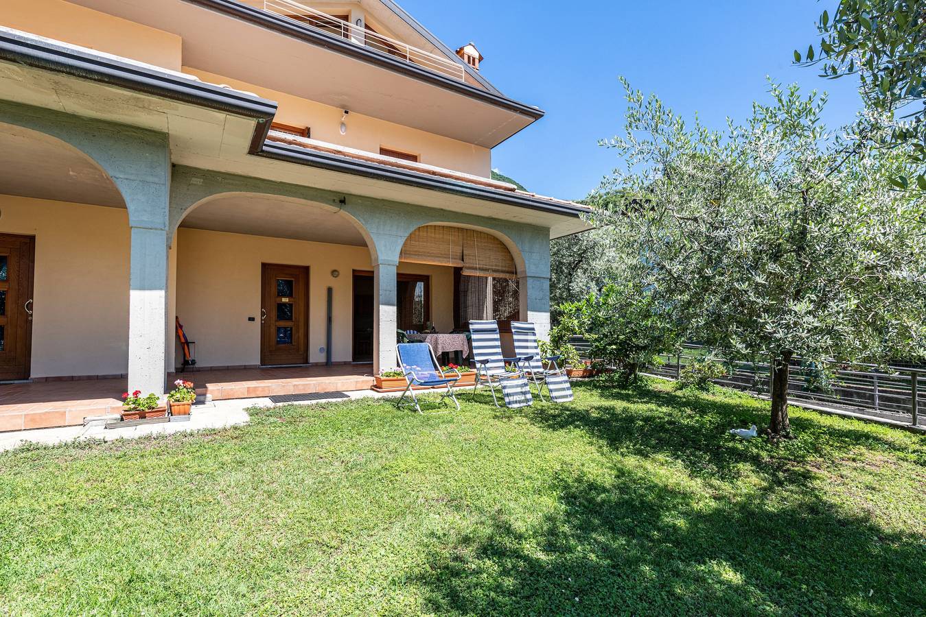 Entire apartment, Apartment 'Casa Caterina' with Lake View, Garden & Wi-Fi in Marone, Comune di Marone
