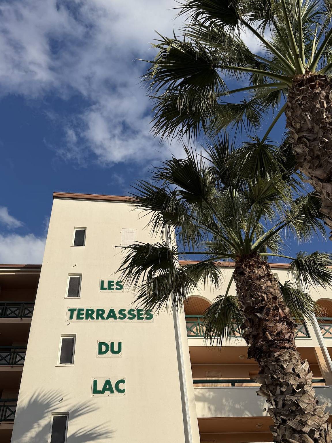 Appartement entier, Terrasses du Lac – vue lac piscine clim parking terrasse in Port Camargue, Le Grau-du-Roi